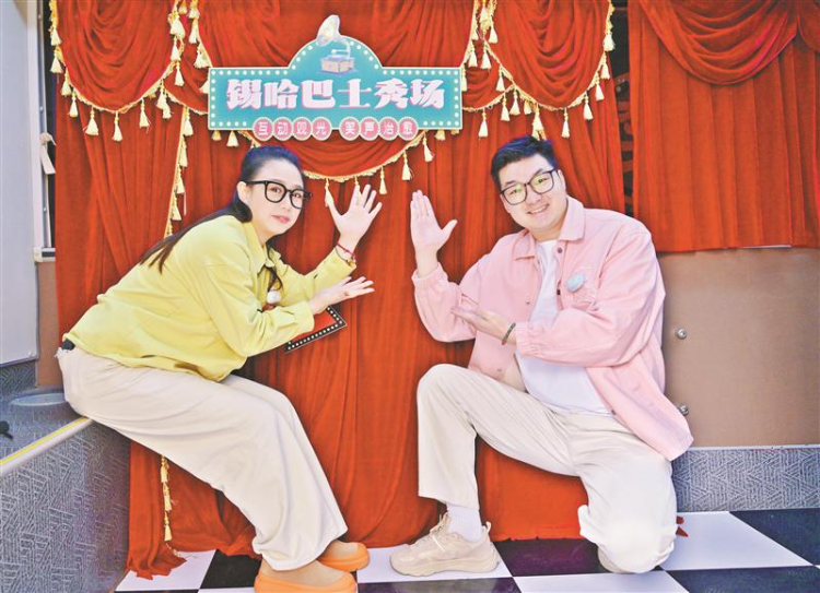 双层巴士“开启”新玩法(图1)
