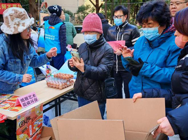 废旧纸板变身艺术品看这个居民区如何变废为宝→(图1)