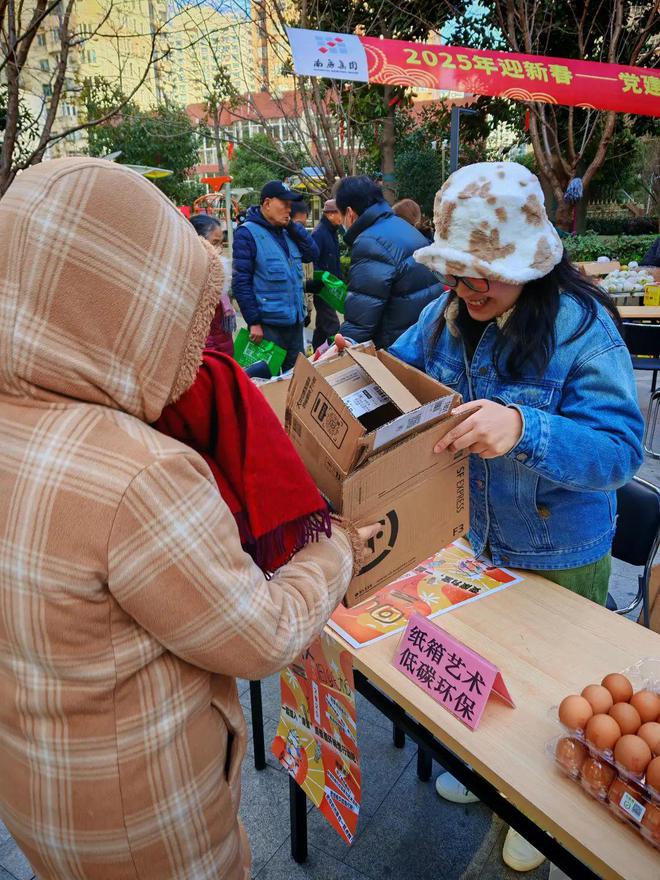 废旧纸板变身艺术品看这个居民区如何变废为宝→(图4)