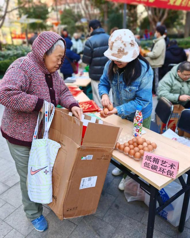 废旧纸板变身艺术品看这个居民区如何变废为宝→(图3)