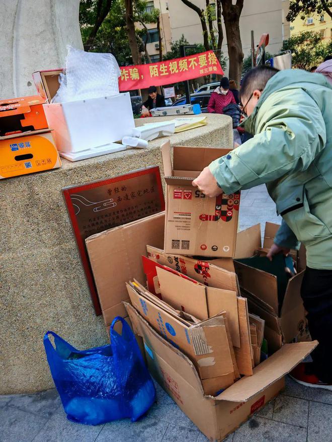 废旧纸板变身艺术品看这个居民区如何变废为宝→(图2)