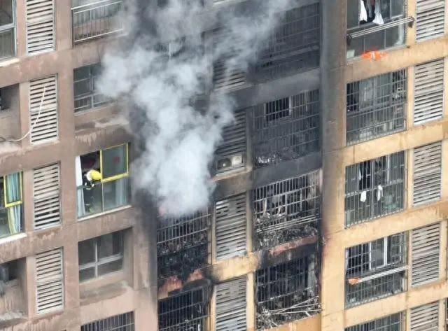 高层建筑火灾如何逃生？州安委办提醒您这份逃生指南请速看！(图1)