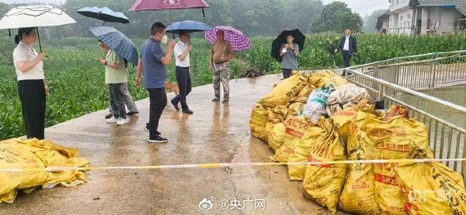 张家界一溶洞垃圾堆7层楼高回应：全力清理污水已清运垃圾3000斤左右(图1)
