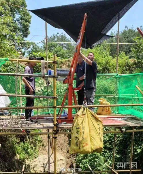 张家界一溶洞垃圾堆7层楼高回应：全力清理污水已清运垃圾3000斤左右(图2)