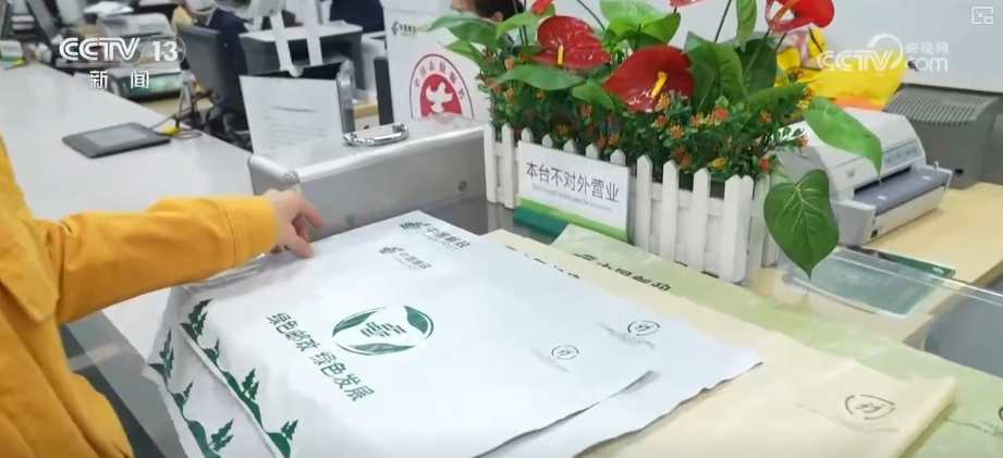 快递行业向“新”向“智”绿”加速跑科技重塑作业流程绿色低碳发展动能强劲(图1)