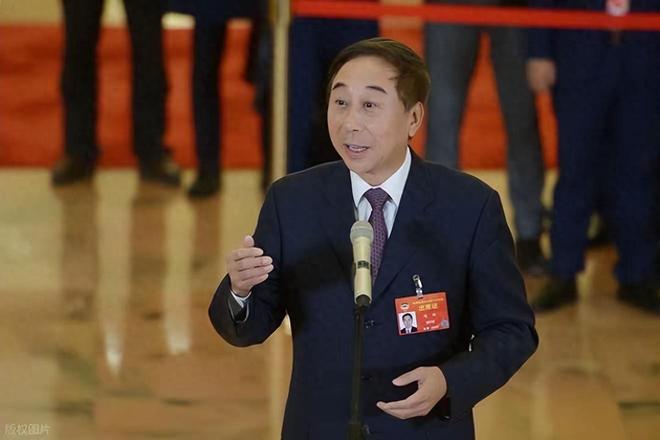 九游娱乐文化：68岁冯巩生活线平小房、纸箱乱扔口罩反复用让人震惊！(图1)