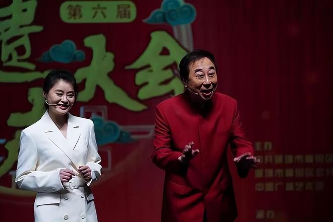 九游娱乐文化：68岁冯巩生活线平小房、纸箱乱扔口罩反复用让人震惊！(图2)