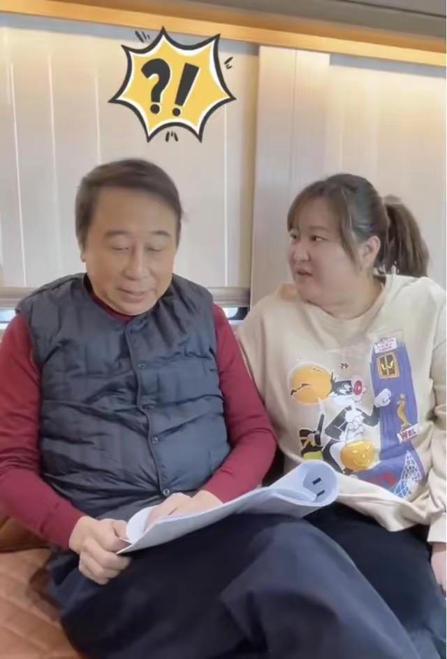 九游娱乐文化：68岁冯巩生活线平小房、纸箱乱扔口罩反复用让人震惊！(图4)