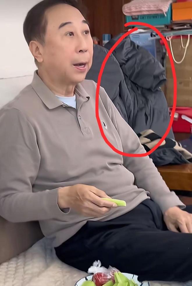 九游娱乐文化：68岁冯巩生活线平小房、纸箱乱扔口罩反复用让人震惊！(图6)