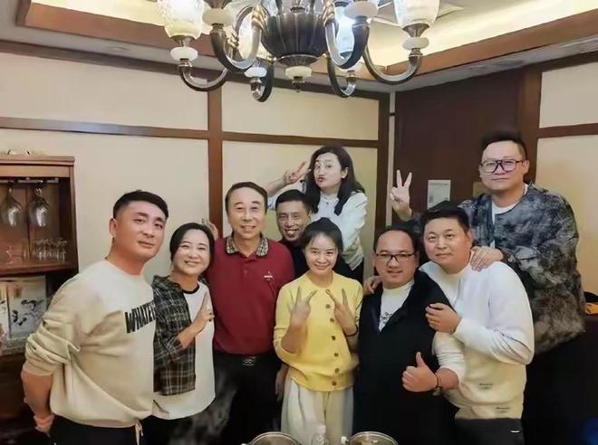 九游娱乐文化：68岁冯巩生活线平小房、纸箱乱扔口罩反复用让人震惊！(图14)