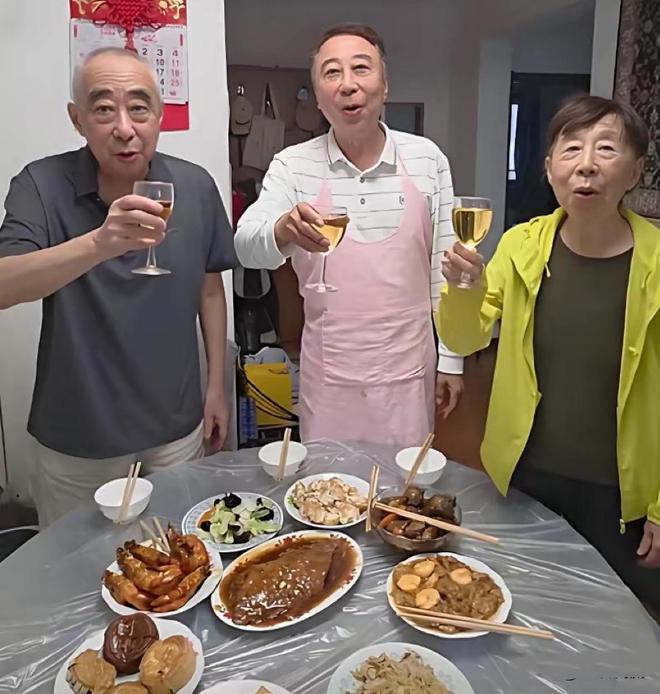 九游娱乐文化：68岁冯巩生活线平小房、纸箱乱扔口罩反复用让人震惊！(图13)